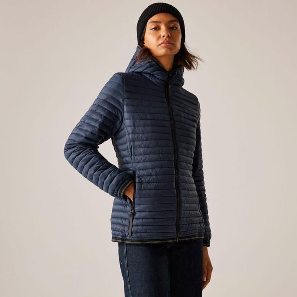 Kurtka damska przejściowa ocieplana Rigain. Niebieskie kurtki damskie Regatta, bez wzorów, z puchu, bez kaptura. Za 279.99 zł.