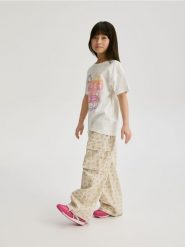 Bawełniany t-shirt z nadrukiem - złamana biel. Koszulki dziewczęce Reserved, bez wzorów, z bawełny, bez ramiączek. Za 39.99 zł.