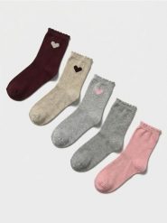 Długie skarpetki z sercem 5 pack - wielobarwny. Skarpetki damskie Sinsay, bez wzorów. Za 17.99 zł.