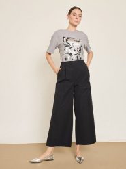 BGN Spodnie w kolorze czarnym rozmiar: 40. Czarne spodnie materiałowe damskie BGN, bez wzorów, z materiału. Za 121.99 zł.