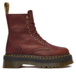 Trzewiki Dr. Martens. Brązowe botki damskie Dr. Martens, bez obcasa, na płaskiej podeszwie, bez zapięcia. Za 739.99 zł.