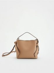 Torebka crossbody - brzoskwiniowy. Pomarańczowe torebki klasyczne damskie Reserved, bez wzorów, ze skóry, bez dodatków. W wyprzedaży za 89.99 zł.