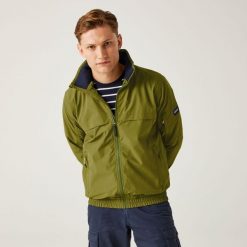 Shorebay męska kurtka przeciwdeszczowa. Zielone kurtki męskie Regatta, m, bez wzorów, z materiału, eleganckie, bez kaptura. Za 189.99 zł.