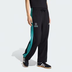 SPODNIE MERCEDES - AMG PETRONAS FORMULA 1 TEAM DNA. Czarne spodnie dresowe damskie Adidas, bez wzorów, z bawełny, klasyczne, z podwyższonym stanem. Za 259.00 zł.