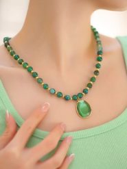 L'Atelier de Gaia Pozłacany naszyjnik z elementami ozdobnymi - dł. 50 cm rozmiar: onesize. Zielone naszyjniki damskie L'Atelier de Gaia, pozłacane. Za 82.99 zł.