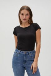 Dopasowany t-shirt czarny. Czarne t-shirty damskie MOODO, xxl, bez wzorów, z bawełny, bez kołnierzyka. Za 34.99 zł.