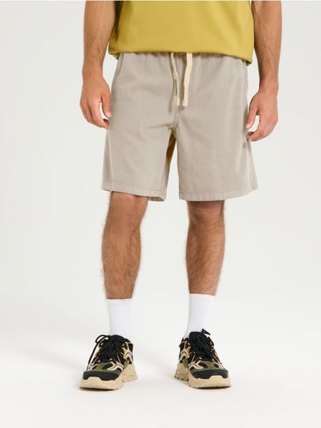 Szorty jeansowe - Inny. Szorty męskie Sinsay, z jeansu, bez kołnierzyka. Za 33.99 zł.