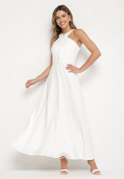 Biała Rozkloszowana Sukienka z Wiskozą i Dekoltem Typu Halter Dolienna. Białe sukienki damskie Born2be, l, bez wzorów, z wiskozy, eleganckie, bez kołnierzyka, bez ramiączek, rozkloszowane. Za 89.99 zł.