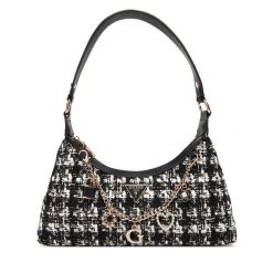 Torebka Guess. Czarne torebki klasyczne damskie Guess, z aplikacjami, bez dodatków. Za 449.99 zł.