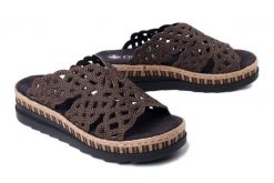 Rieker V7992-24 brown, klapki damskie. Brązowe klapki damskie Rieker, z aplikacjami, ze skóry ekologicznej, bez obcasa, na koturnie. Za 319.90 zł.