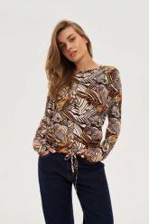 Sweter w roślinny wzór beżowy. Brązowe swetry klasyczne damskie MOODO, l, z elastanu, bez kołnierzyka. Za 89.99 zł.