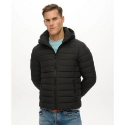 Kurtka z kapturem Superdry Fuji. Czarne kurtki męskie Superdry., m, bez wzorów, z puchu, z kapturem. W wyprzedaży za 443.05 zł.