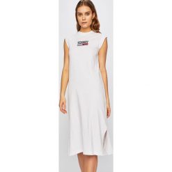 Tommy Jeans - Sukienka. Białe sukienki damskie Tommy Jeans, na co dzień, l, bez wzorów, z bawełny, casualowe, bez kołnierzyka, bez ramiączek, proste. W wyprzedaży za 179.90 zł.