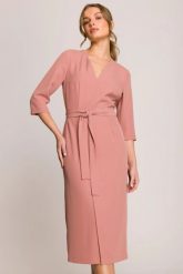Elegancka sukienka midi z dekoltem V i rozcięciem różana. Czerwone sukienki damskie Stylove, do pracy, na lato, s, bez wzorów, z elastanu, biznesowe, bez kołnierzyka, dla wysokich, bez ramiączek, midi, dopasowane. Za 389.00 zł.