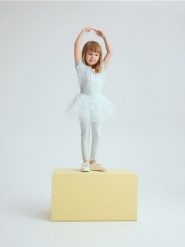 Bawełniany t-shirt z falbanką - jasnoniebieski. Niebieskie koszulki dziewczęce Reserved, m, bez wzorów, z bawełny, bez ramiączek. Za 35.99 zł.