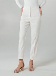 Spodnie cygaretki z domieszką wiskozy - biały. Białe spodnie materiałowe damskie Sinsay, bez wzorów, z wiskozy. Za 49.99 zł.