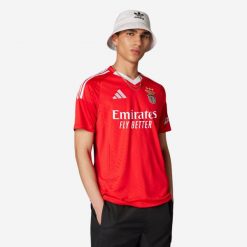 Koszulka piłkarska ADIDAS Benfica domowa sezon 24/25. T-shirty sportowe męskie Adidas, l, z materiału, bez ramiączek, do piłki nożnej. Za 339.99 zł.