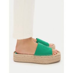Klapki Calvin Klein. Zielone klapki damskie CALVIN KLEIN, bez wzorów, bez obcasa. Za 233.99 zł.
