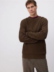 Sweter ze strukturalnej dzianiny - ciemnobrązowy. Brązowe swetry męskie Reserved, l, bez wzorów, z bawełny, bez kołnierzyka. W wyprzedaży za 49.99 zł.