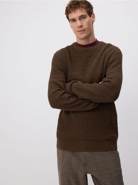 Sweter ze strukturalnej dzianiny - ciemnobrązowy. Brązowe swetry męskie Reserved, l, bez wzorów, z bawełny, bez kołnierzyka. W wyprzedaży za 49.99 zł.