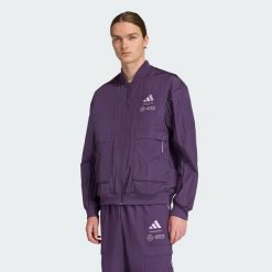 Kurtka typu bomber Mercedes-AMG Petronas Formula One Team Premium Woven. Fioletowe kurtki męskie Adidas, bez wzorów, klasyczne, bez kaptura. W wyprzedaży za 396.75 zł.