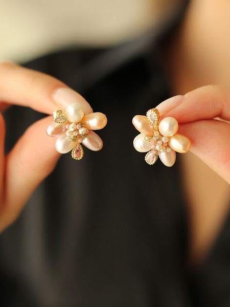 Pierres delicates Pozłacane kolczyki-wkrętki z perłami i kamieniami szlachetnymi rozmiar: onesize. Białe kolczyki damskie Pierres delicates, z cyrkonią, pozłacane. Za 121.80 zł.