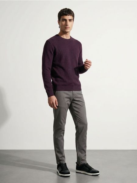 Bawełniany sweter basic - fioletowy. Fioletowe swetry męskie Sinsay, l, bez wzorów, z bawełny, bez kołnierzyka. Za 49.99 zł.