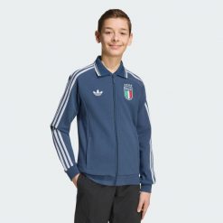 Dziecięca wyjazdowa bluza reprezentacyjna Włochy. Niebieskie jeansy damskie Adidas, z standardowym stanem. Za 439.00 zł.