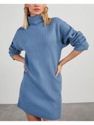 Milan Kiss Sukienka dzianinowa w kolorze błękitnym rozmiar: XL. Niebieskie sukienki damskie Milan Kiss, na co dzień, xl, bez wzorów, z dzianiny, bez kołnierzyka, bez ramiączek, mini, proste. Za 165.99 zł.