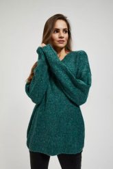 Gładki sweter z dekoltem w serek. Swetry klasyczne damskie MOODO, m, z poliesteru, bez kołnierzyka. W wyprzedaży za 79.99 zł.