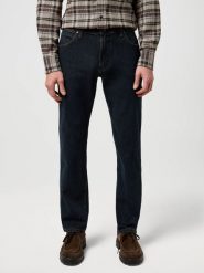 MĘSKIE SPODNIE WRANGLER GREENSBORO NIGHTFALL 112370848. Spodnie materiałowe męskie Wrangler, bez wzorów, z jeansu. Za 219.99 zł.