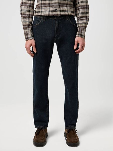 MĘSKIE SPODNIE WRANGLER GREENSBORO NIGHTFALL 112370848. Spodnie materiałowe męskie Wrangler, bez wzorów, z jeansu. Za 219.99 zł.