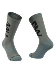 Skarpety rowerowe NORTHWAVE Extreme Air Sock. Zielone skarpetki damskie Northwave, w ażurowe wzory, z dzianiny. Za 39.00 zł.
