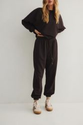 Spodnie typu jogger w kolorze DARK CHOCOLATE - AUSTIN-L. Czarne spodnie materiałowe damskie Marsala, bez wzorów, z bawełny, eleganckie, z podwyższonym stanem. Za 319.90 zł.