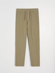 Spodnie straight leg z domieszką lnu - zielony. Zielone spodnie materiałowe męskie Sinsay, bez wzorów. Za 49.99 zł.