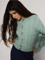 Sweter z ozdobnym wiązaniem na plecach - jasnozielony. Zielone swetry klasyczne damskie Reserved, l, z dzianiny, bez kołnierzyka. W wyprzedaży za 139.99 zł.