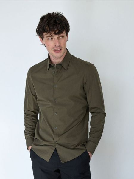 Koszula slim z bawełny egipskiej - ciemnozielony. Zielone koszule męskie Reserved, l, bez wzorów, z bawełny, bez kołnierzyka, bez ramiączek. W wyprzedaży za 59.99 zł.