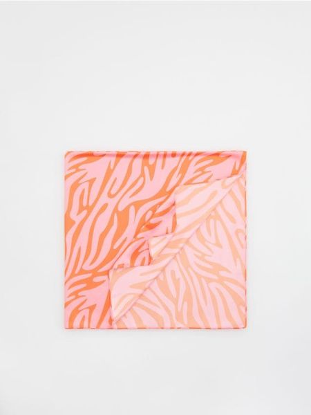 Chusta ze zwierzęcym motywem - biały. Białe chusty i apaszki dziecięce Reserved, z satyny. W wyprzedaży za 9.99 zł.