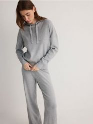 Gładki sweter z kapturem - jasnoszary. Szare swetry klasyczne damskie Reserved, l, z dzianiny, bez kołnierzyka. W wyprzedaży za 59.99 zł.
