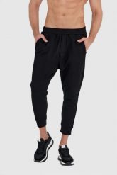 DSQUARED2 Czarne spodnie męskie relax dean joggers. Czarne spodnie materiałowe męskie Dsquared2, bez wzorów, z bawełny. W wyprzedaży za 999.99 zł.