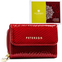Portfel skórzany Peterson PTN 423229-DSL czerwony. Czerwone portfele damskie Peterson, bez wzorów, ze skóry. Za 61.99 zł.