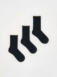 Skarpetki z wiskozą 3 pack - czarny. Czarne skarpetki damskie Reserved, bez wzorów, z wiskozy. W wyprzedaży za 19.99 zł.