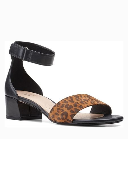 Clarks Skórzane sandały w kolorze czarno-jasnobrązowym rozmiar: 36. Brązowe sandały damskie Clarks, bez wzorów, bez obcasa, na koturnie. Za 95.95 zł.