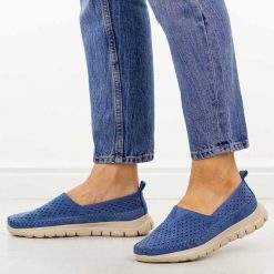 Niebieskie ażurowe półbuty damskie Sergio Leone Mk099H. Niebieskie półbuty damskie Sergio Leone, w ażurowe wzory, z jeansu, casualowe, z okrągłym noskiem, bez obcasa, na płaskiej podeszwie. Za 149.00 zł.