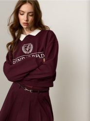 Bluza z bawełną z kołnierzykiem i nadrukiem - bordowy. Czerwone bluzy bez kaptura damskie Sinsay, l, z bawełny. Za 39.99 zł.
