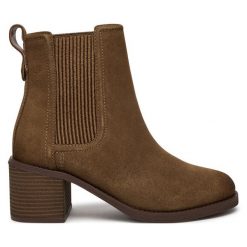 Botki Clarks. Brązowe botki damskie Clarks, bez obcasa, na słupku, bez zapięcia. Za 579.99 zł.