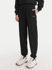 Guess Spodnie dresowe V6RB15 K9V31 Czarny Regular Fit. Czarne spodnie dresowe damskie Guess, xxs, z aplikacjami, z bawełny. Za 299.99 zł.