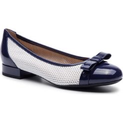 Półbuty GEOX - D Wistrey D D924GD 05402 C1Z4H White/Cobalt. Białe półbuty damskie Geox, z aplikacjami, ze skóry ekologicznej, bez obcasa, na płaskiej podeszwie. W wyprzedaży za 239.00 zł.