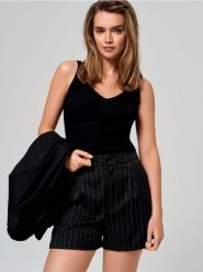 Szorty w paski - czarny. Czarne szorty damskie Sinsay, bez wzorów, ze skóry. Za 39.99 zł.