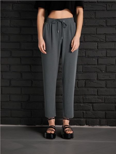 Spodnie - szary. Szare spodnie materiałowe damskie Sinsay, bez wzorów, z włókna. Za 39.99 zł.